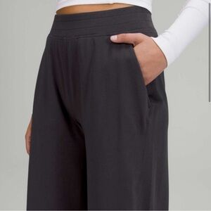 Lululemon LA Wide Leg Super-High-Rise Pant
Black Granite 6